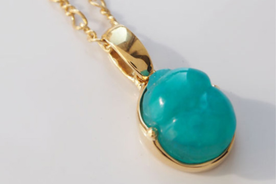 ジェムシリカ　スカラベカービング　K18ペンダントトップ