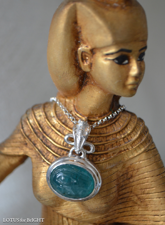 グランディディエライトウジャトの眼カービングシルバーネックレス