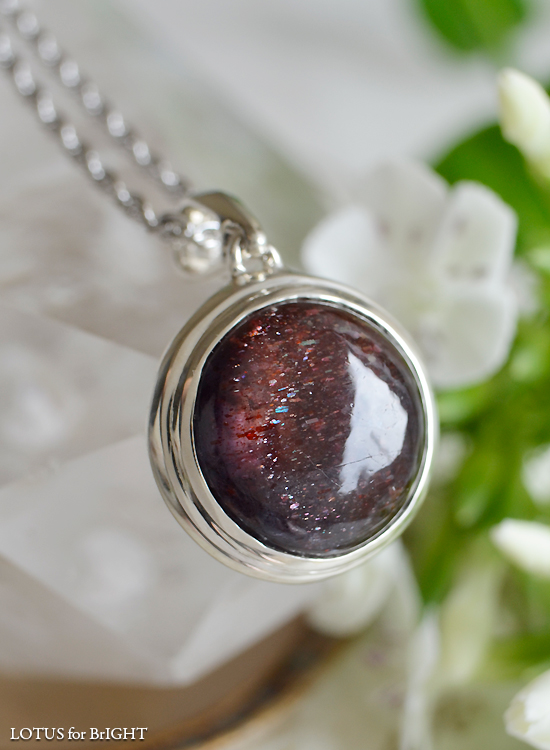 ブラッドショットアイオライトキャッツアイ　ヌトとシューとゲブの三神ネックレス