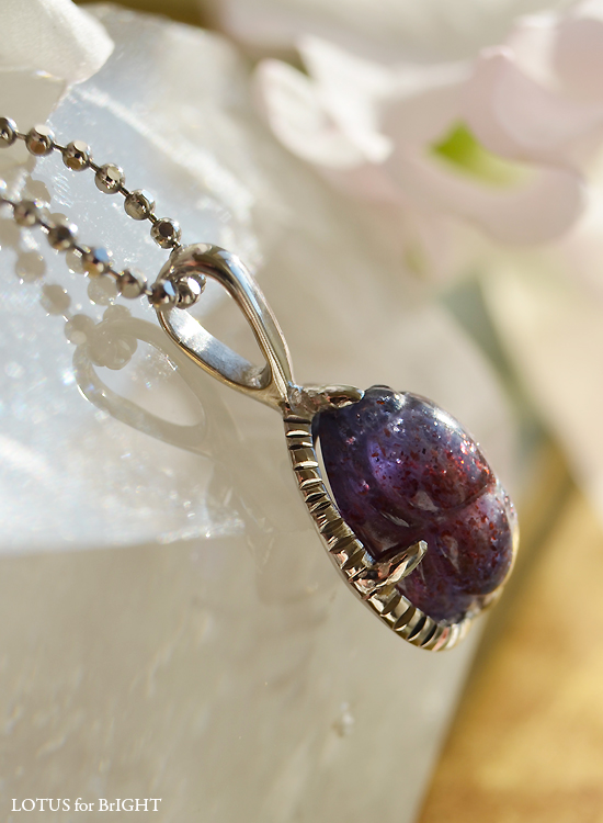 アイオライトサンストーン　スカラベプラチナチャーム