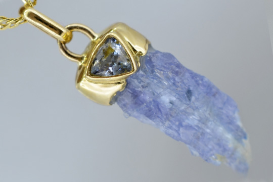 ホルス神の七宝アートリビアングラスペンダント