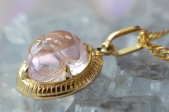 クンツァイトスカラベカービングK18ゴールドペンダント