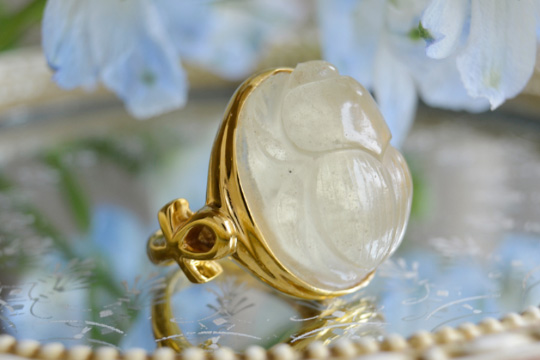 リビアングラススカラベカービングシルバーリングＫ１８イエローゴールドコーティング