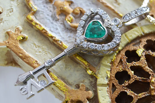 エメラルド　Love　ハートキープラチナペンダントトップ