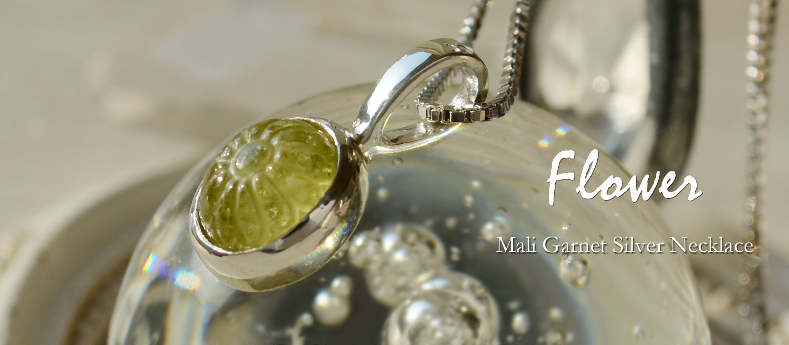 マリガーネット　フラワーカービング　シルバーネックレス