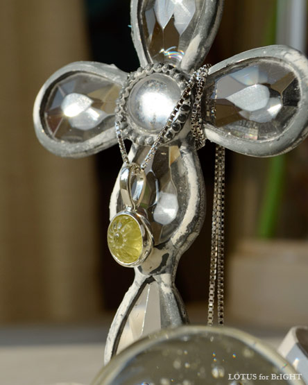 マリガーネット　フラワーカービング　シルバーネックレス