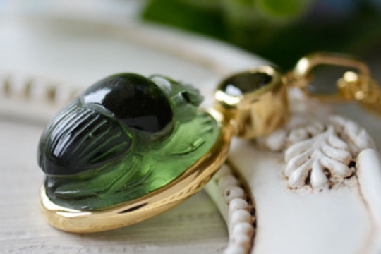 モルダバイトスカラベ　サファーリンK18ゴールドペンダント