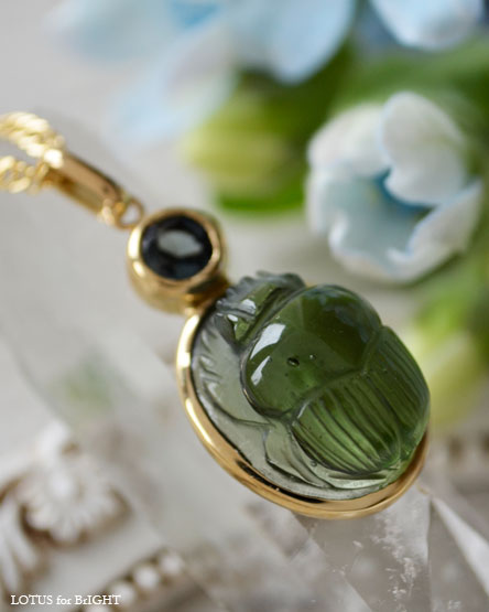 モルダバイトスカラベ　サファーリンK18ゴールドペンダント