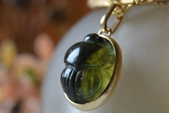 モルダバイトスカラベカービングK18イエローゴールドペンダント