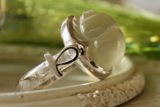 ムーンストーンスカラベカービング　シルバーリング