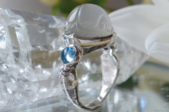 ムーンストーンスカラベカービングエジプシャンコブラシルバーリング