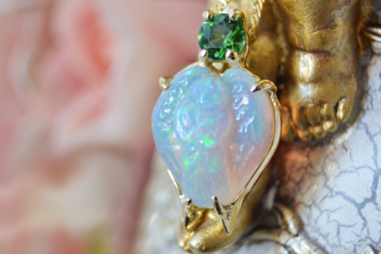 オパールエンジェルカービングペンダント