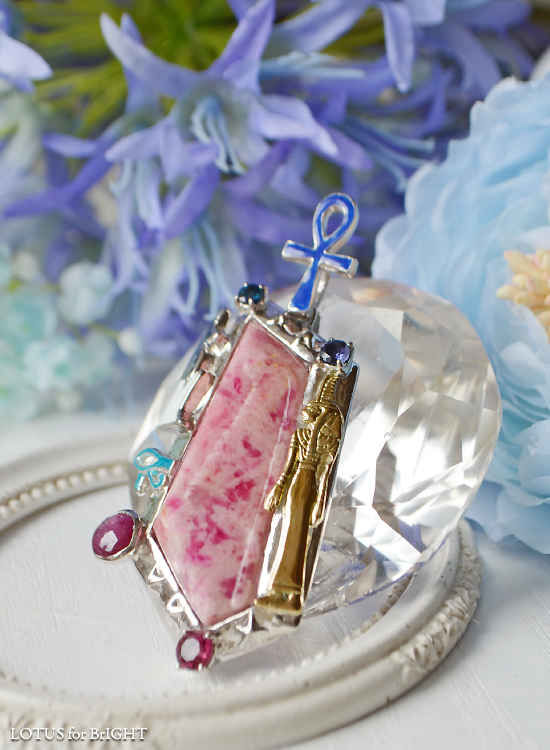 ピンクスギライト真実の羽根カービング　マアト女神アヌビス神エジプシャンアミュレット