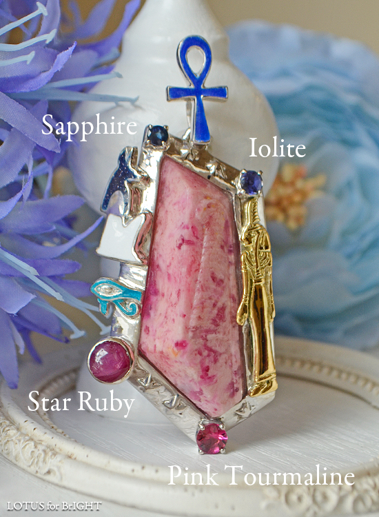 ピンクスギライト真実の羽根カービング　マアト女神アヌビス神エジプシャンアミュレット