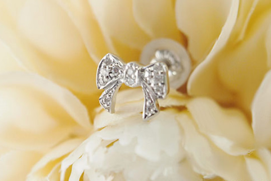 リボンモチーフダイヤモンドピアス・K18ホワイトゴールド