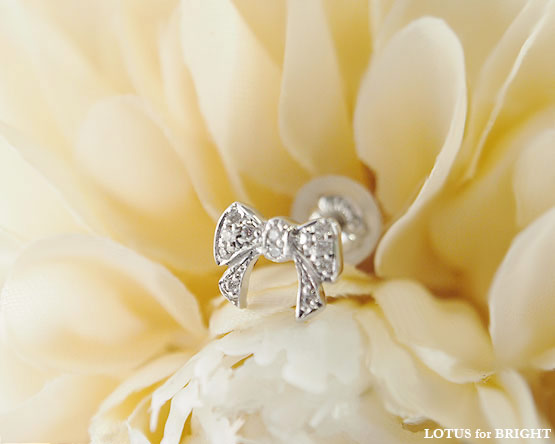 リボンモチーフダイヤモンドピアス・K18ホワイトゴールド