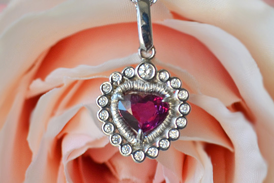 ルビーハートシェイプダイヤモンドプラチナペンダント