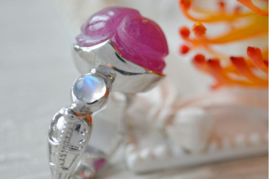 ルビースカラベ　レインボームーンストーンコブラリング