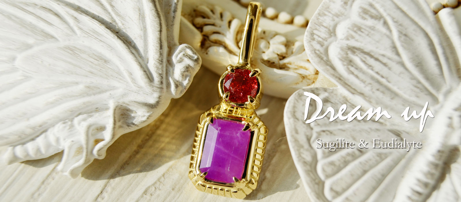 スギライトとユーディアライトのゴールドチャーム