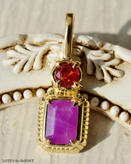 スギライトとユーディアライトのゴールドチャーム 