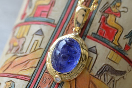 タンザナイトスカラベカービングK18イエローゴールドエジプシャンペンダント