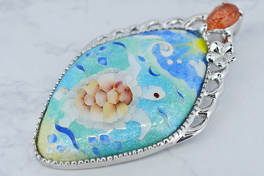 白ホヌ（白カメ）と天然石の七宝ペンダント