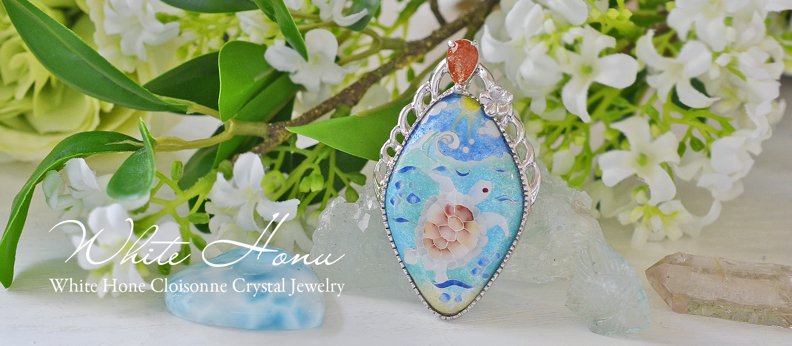 白ホヌ（白カメ）と天然石の七宝ペンダント