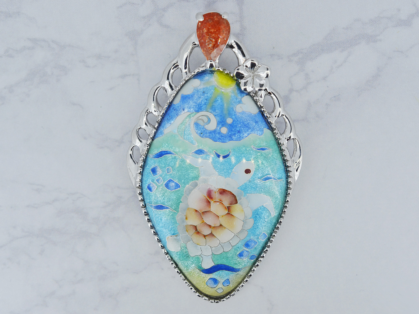 白ホヌ（白カメ）と天然石の七宝ペンダント