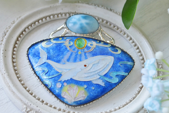 白クジラと天然石の七宝ペンダント