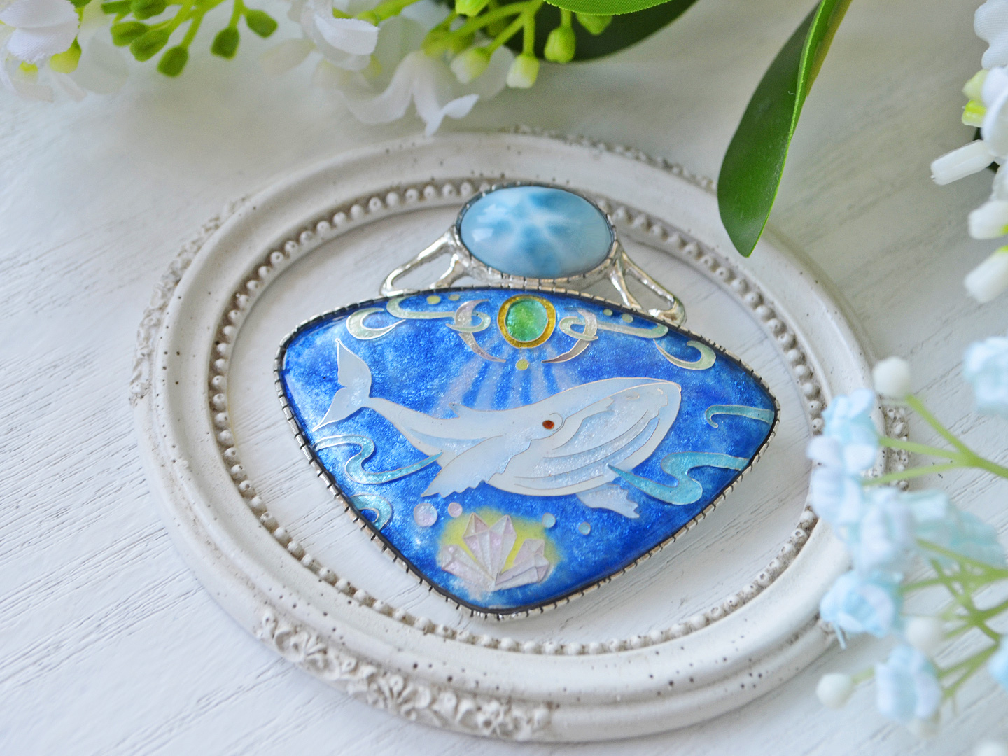 白クジラと天然石の七宝ペンダント