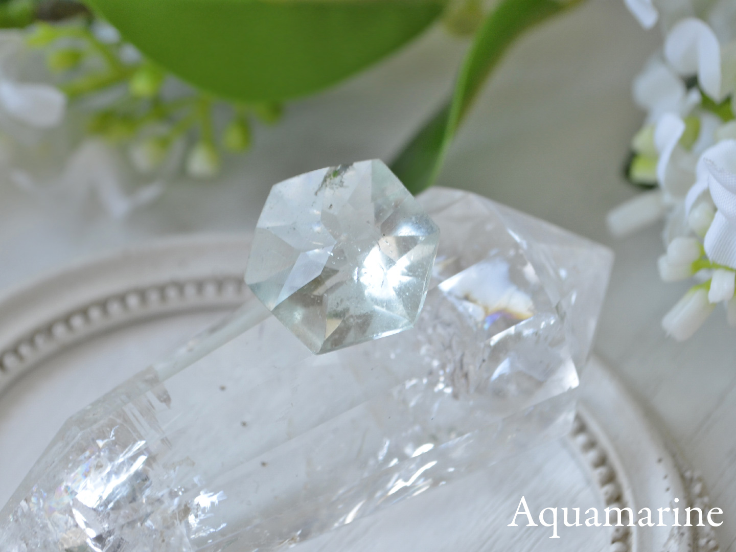 白クジラと天然石の七宝ペンダント