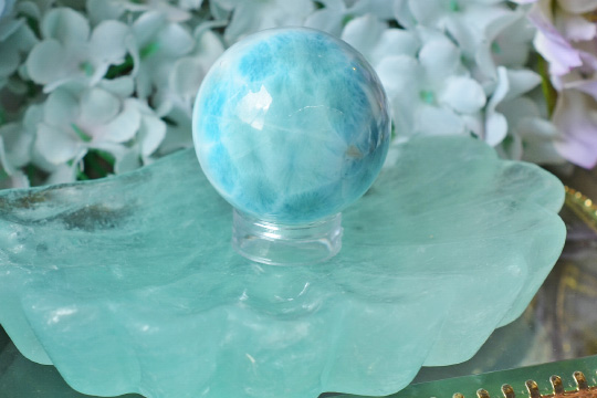 ラリマースフィアとシェル型フローライトトレイ