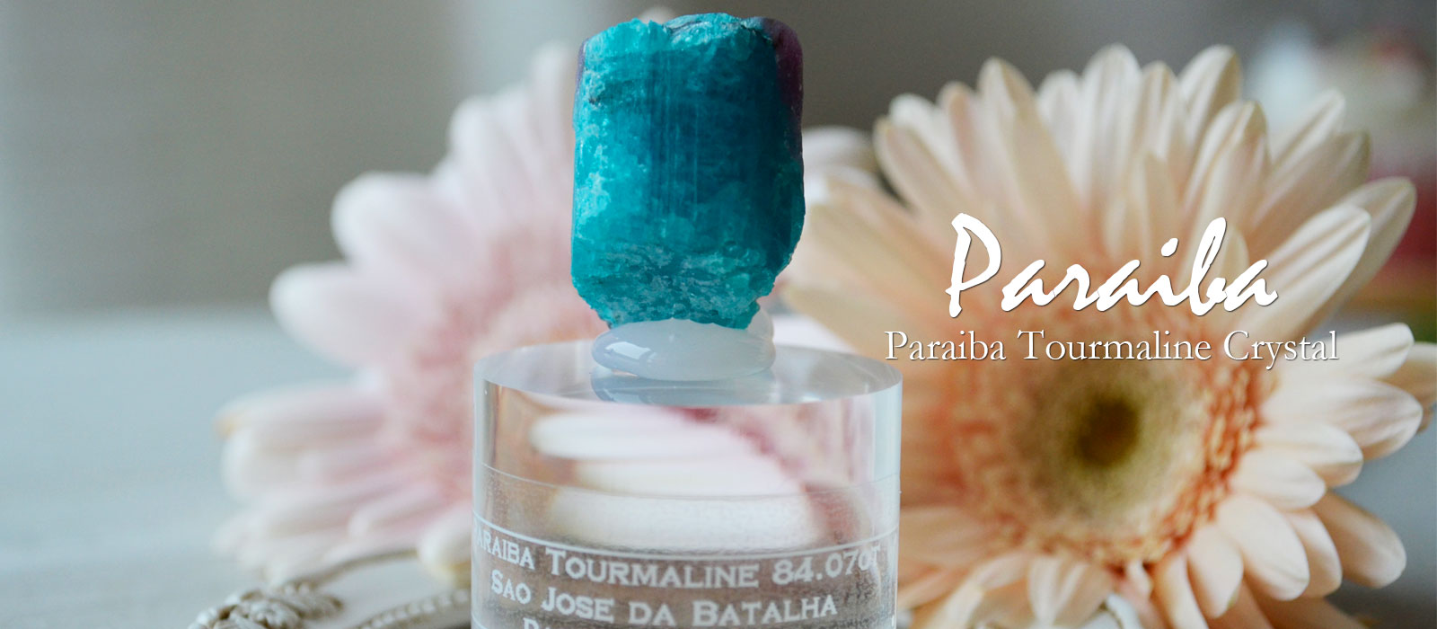 非加熱パライバトルマリン原石84.07ctアクリル台付