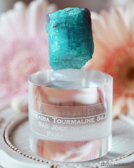 非加熱パライバトルマリン原石84.07ct円柱アクリル台付き