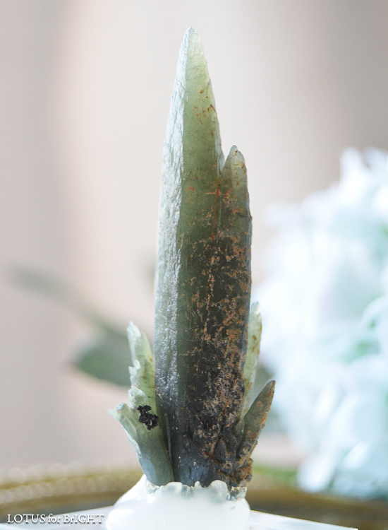 セリフォスグリーンクォーツ　アクリル台付き標本